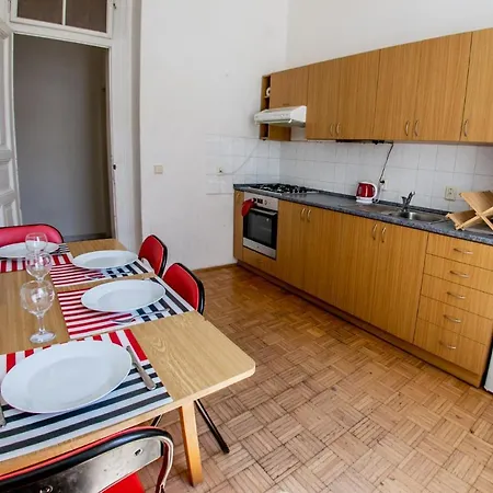 Bright & Spacious 8 Persons 10 Min From Centre Apartment