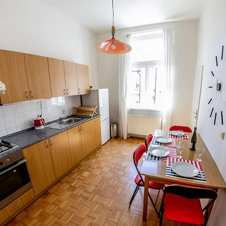 Bright & Spacious 8 Persons 10 Min From Centre Apartment